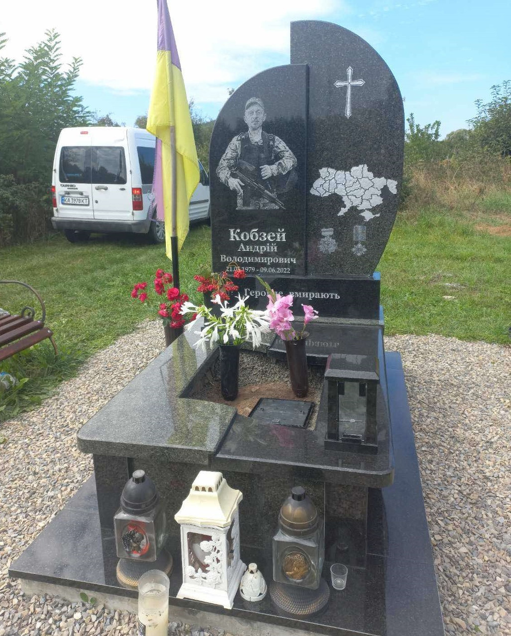 Пам'ятник герою України на могилу із маславки та габро граніт 1000*2000