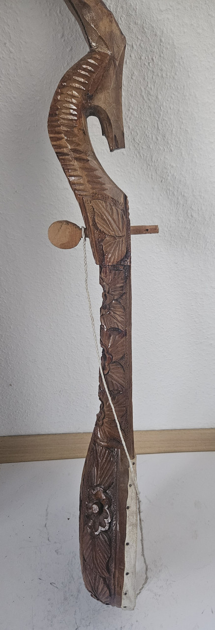 Вінтажний дерев'яний інструмент Гуслі