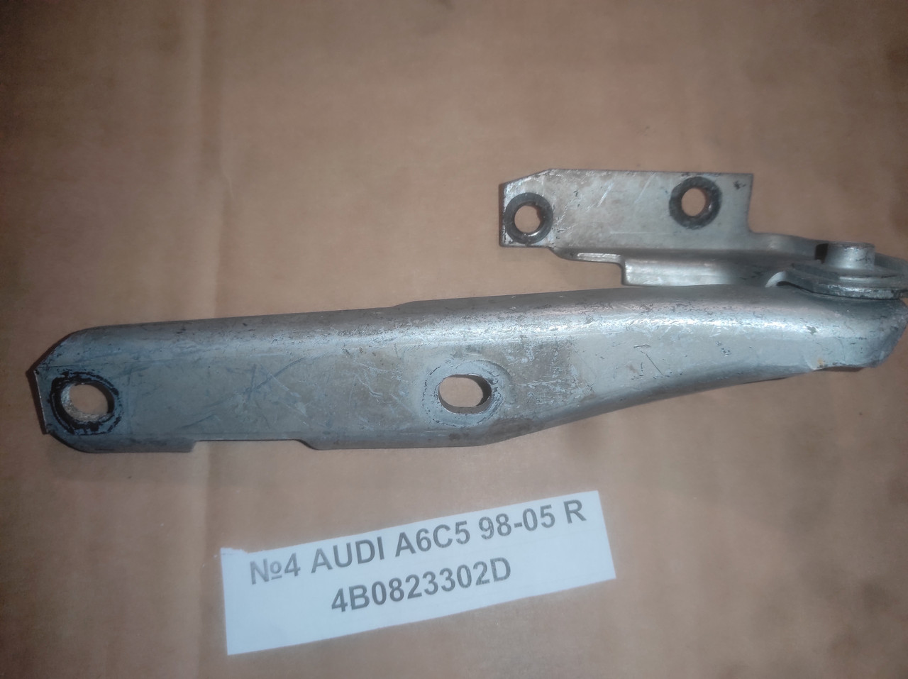 №4 Петля капота права 4B0823302D для Audi A6 C5 98-05