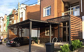 Автонавіси з полікарбонату біля будинку під ключ