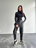 Стильні високі штани з еко-шкіри різних розмірів мокко, фото 6