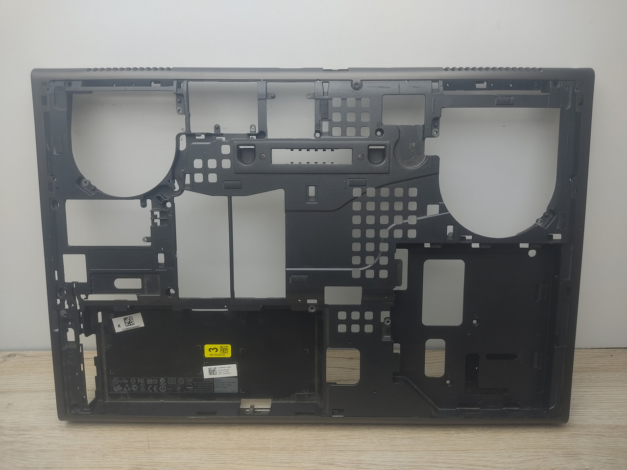 Dell precision m4700 Корпус C (топкейс, середня частина) бу #