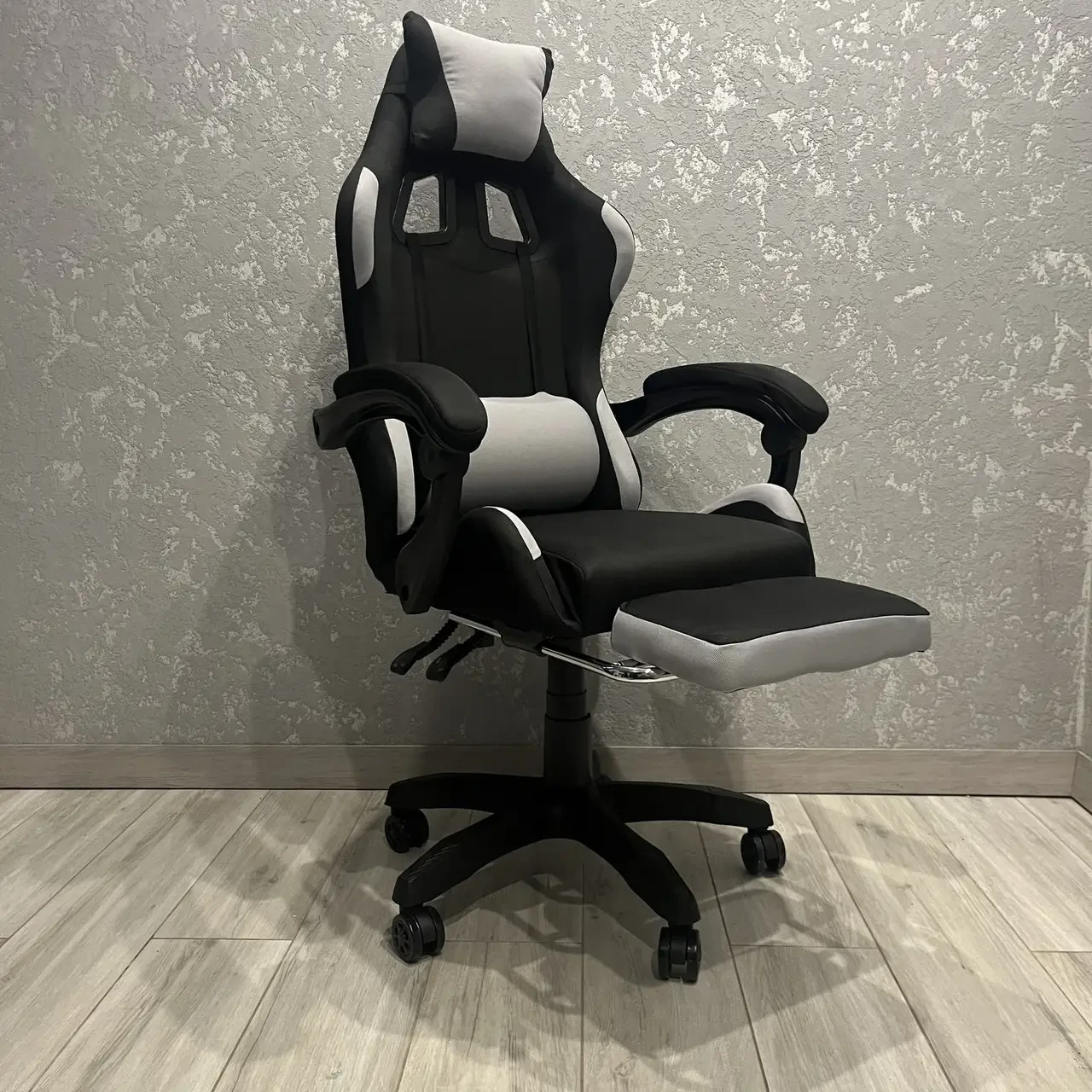 Крісло геймерське з тканини Prestige 730 світло-сіре ігрове з підставкою для ніг