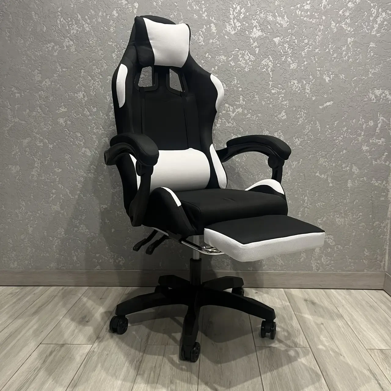 Крісло геймерське з тканини Prestige 730 чорно-біле ігрове з підставкою для ніг