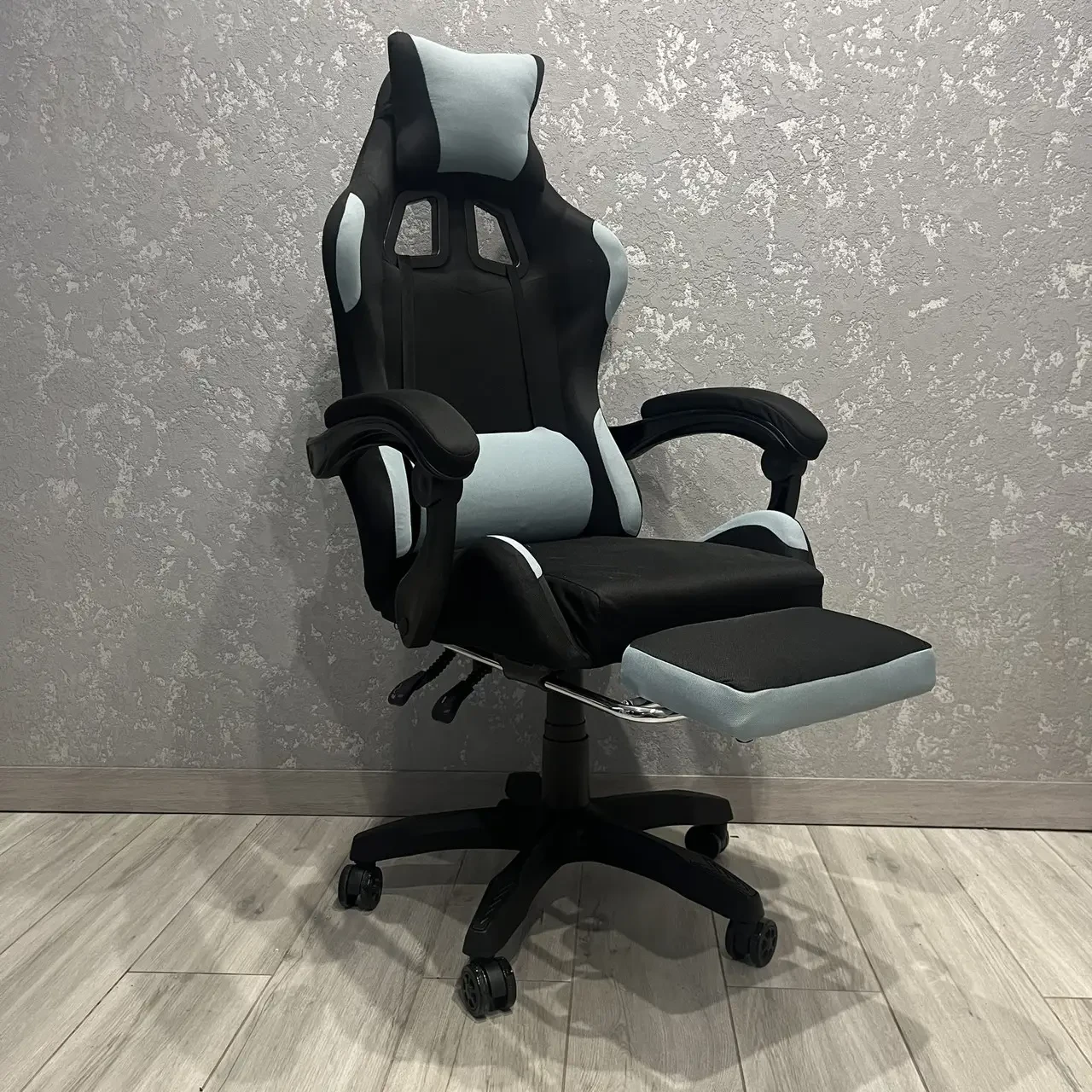 Крісло геймерське з тканини Prestige 730 чорно-блакитне ігрове з підставкою для ніг