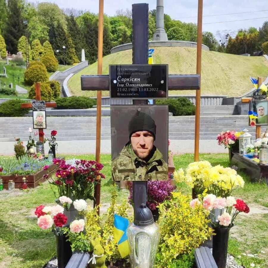 Тимчасове фото у склі на могильний хрест військовому з отворами/кріпленнями, 30х40 см, товщина 6 мм, фото 1