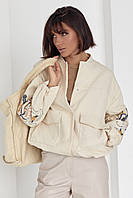 Женская куртка-бомбер с вышивкой на рукавах - бежевый цвет, Хлопок, вышивка гладью, Турция
