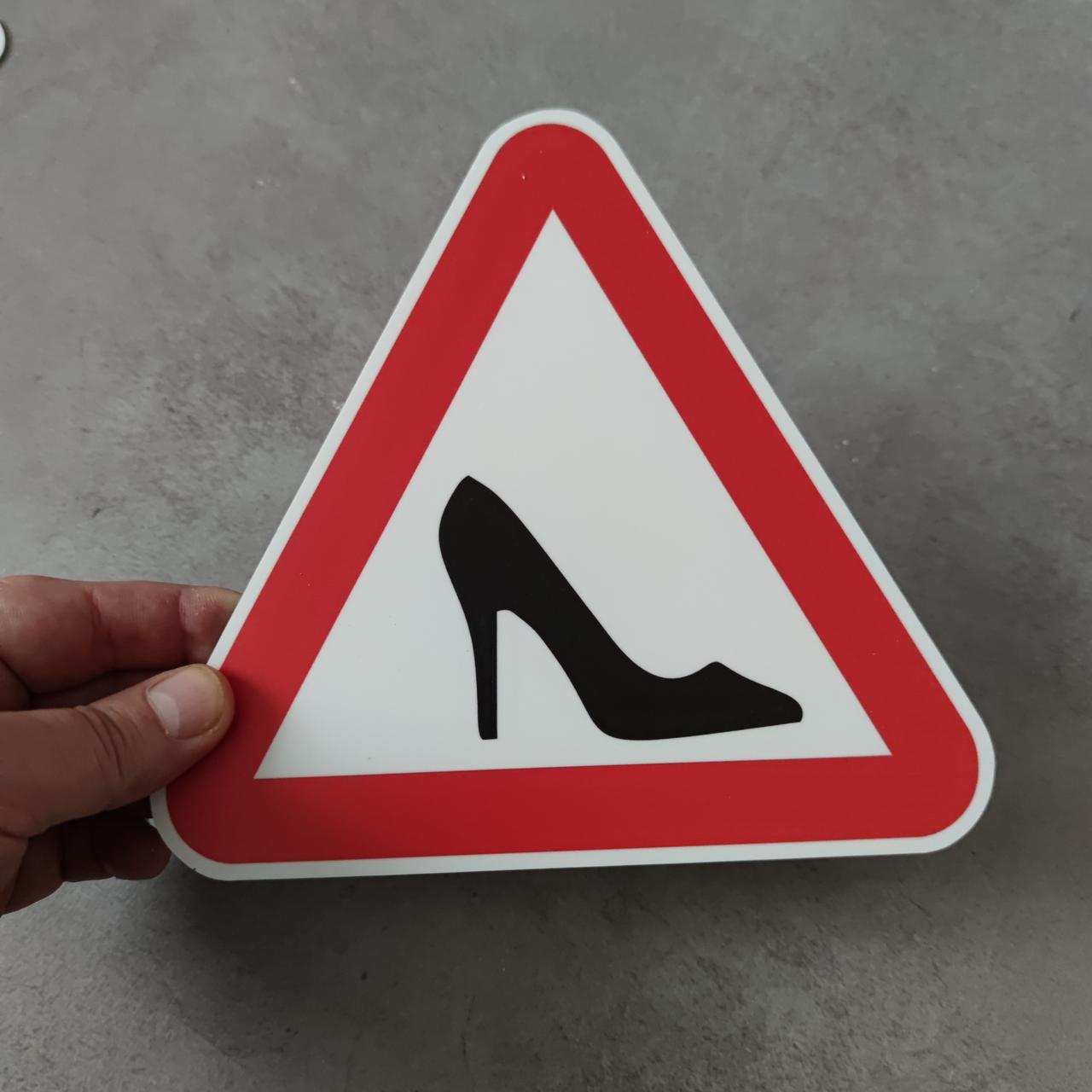 Магнітна наклейка на авто Дівчина за кермом