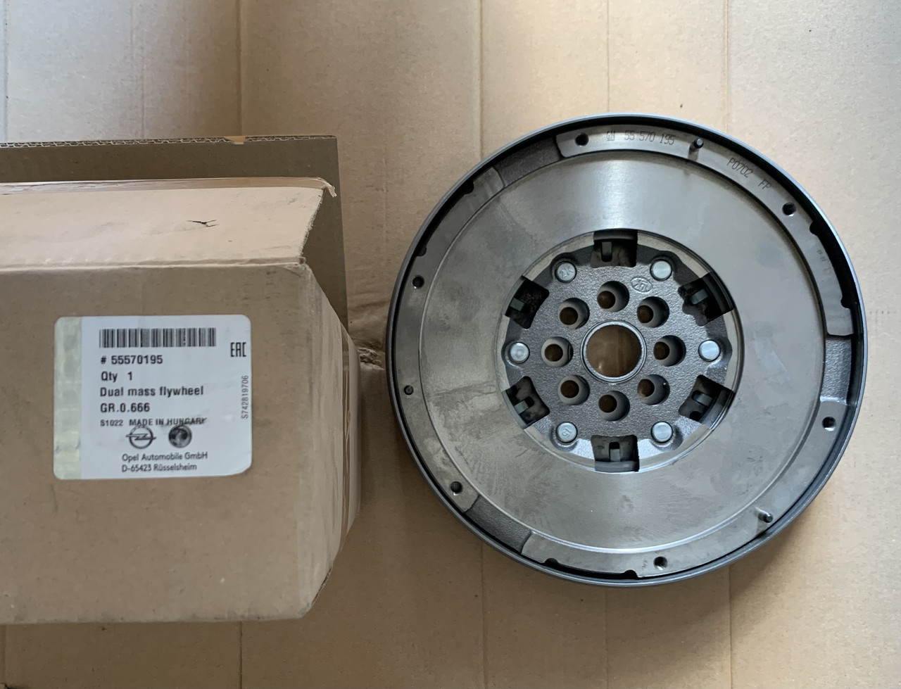 Двомасовий маховик, демпфер оригінал OPEL 55570195 OPEL ASTRA J/MERIVA B 1,7 CDTI 09-