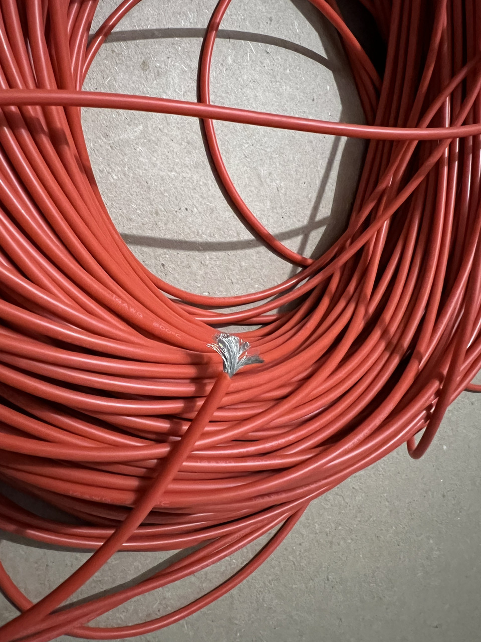 Кабель багатожильний 18AWG у силіконовій ізоляції червоний