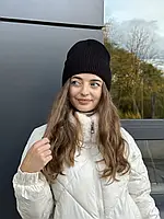 Базова жіноча шапка зимова з флісом чорна