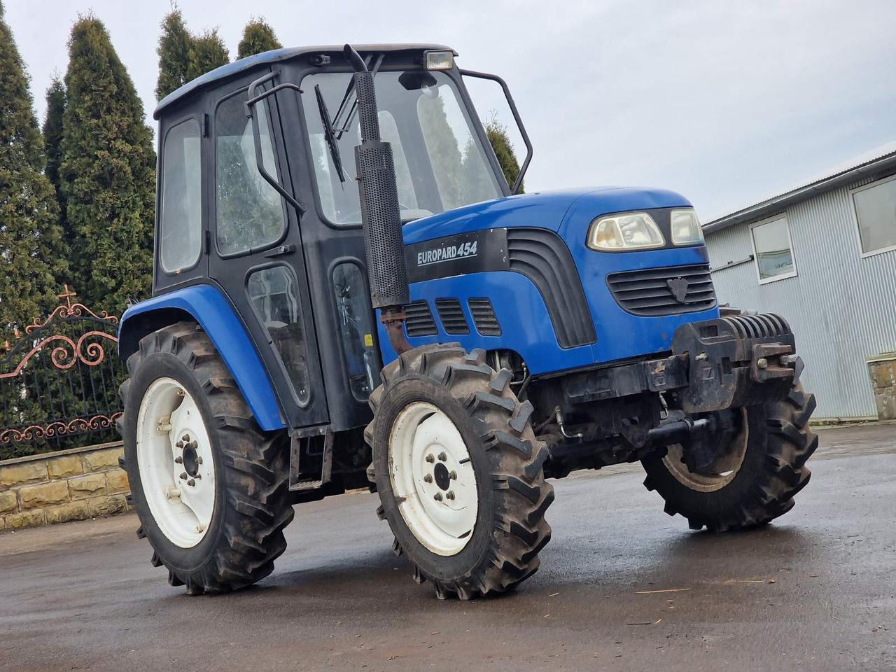 Вживаний трактор LOVOL EUROPARD 454, із кабіною, реверс, 24 швидкості, блокування коліс, шини 12.4-28/8.3-20