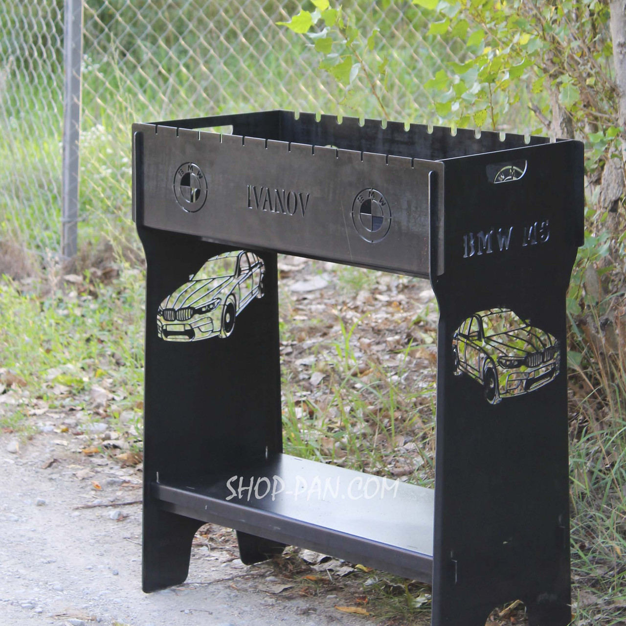 Мангал розбірний високий на 12 шампурів із підставкою для дров і гравіюванням — bmw, фото 1