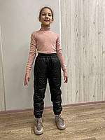Детские стеганые штаны для девочки черного цвета из плащевки р. 140-158