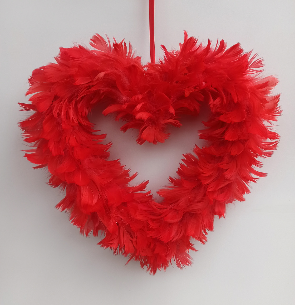 Червоне серце з червоного пір′я декор на день святого Валентина, фото 1