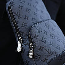 Чоловіча сумка-слінг Louis Vuitton Grey барсетка еко шкіри з регульованим ремінцем через плече для чоловіків, фото 3