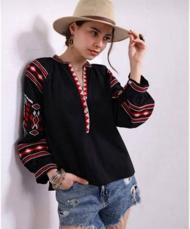 Вишиванка жіноча, блузка чорного кольору з червоно-білою геометричною вишивкою та довгим рукавом, фото 1