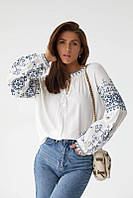 Вышиванка, блуза молодежная белого цвета с оригинальной синей вышивкой