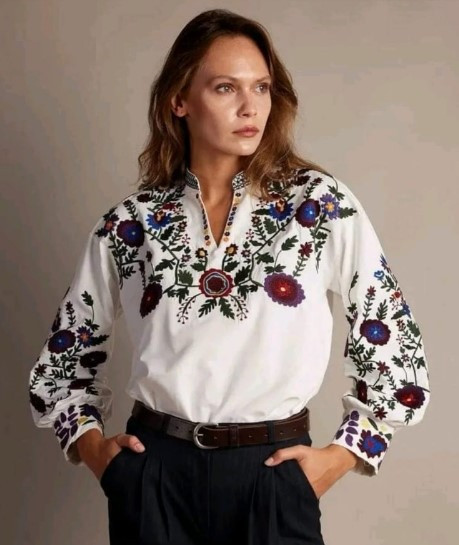 Жіноча вишиванка, блуза білого кольору з оригінальною патріотичною вишивкою.