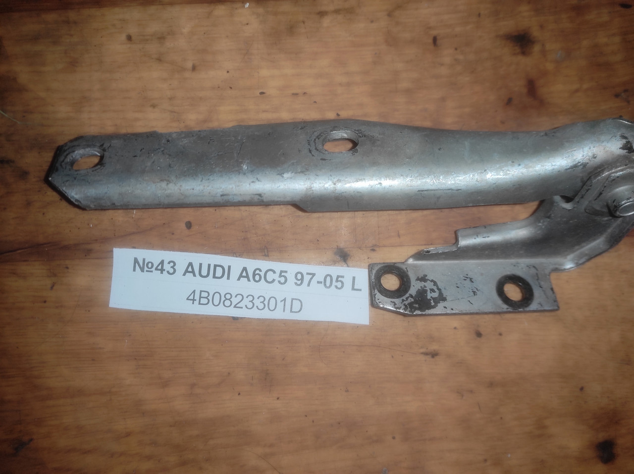 №43 Петля капота ліва 4B0823301D для Audi A6C5 97-05