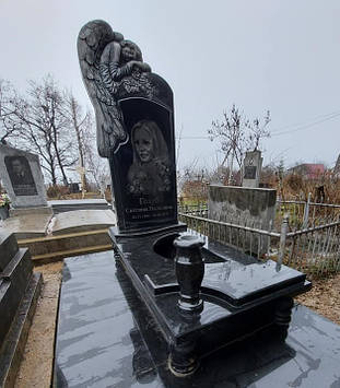 Пам'ятник із ангелом крила із граніту. Різьба по граніту 1400*2500