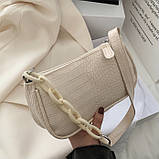ДЕФЕКТ! Жіноча класична маленька сумка багет на ланцюжку ремінці рептилія молочна біла бежева, фото 5