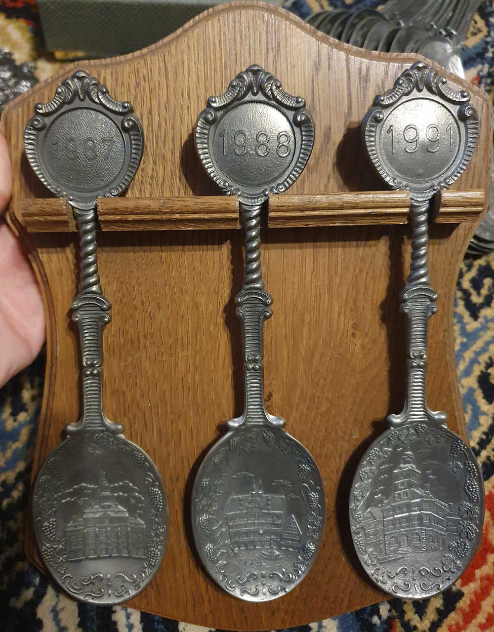 Набір олов'яних ложок на дерев'яній підставці, фото 1