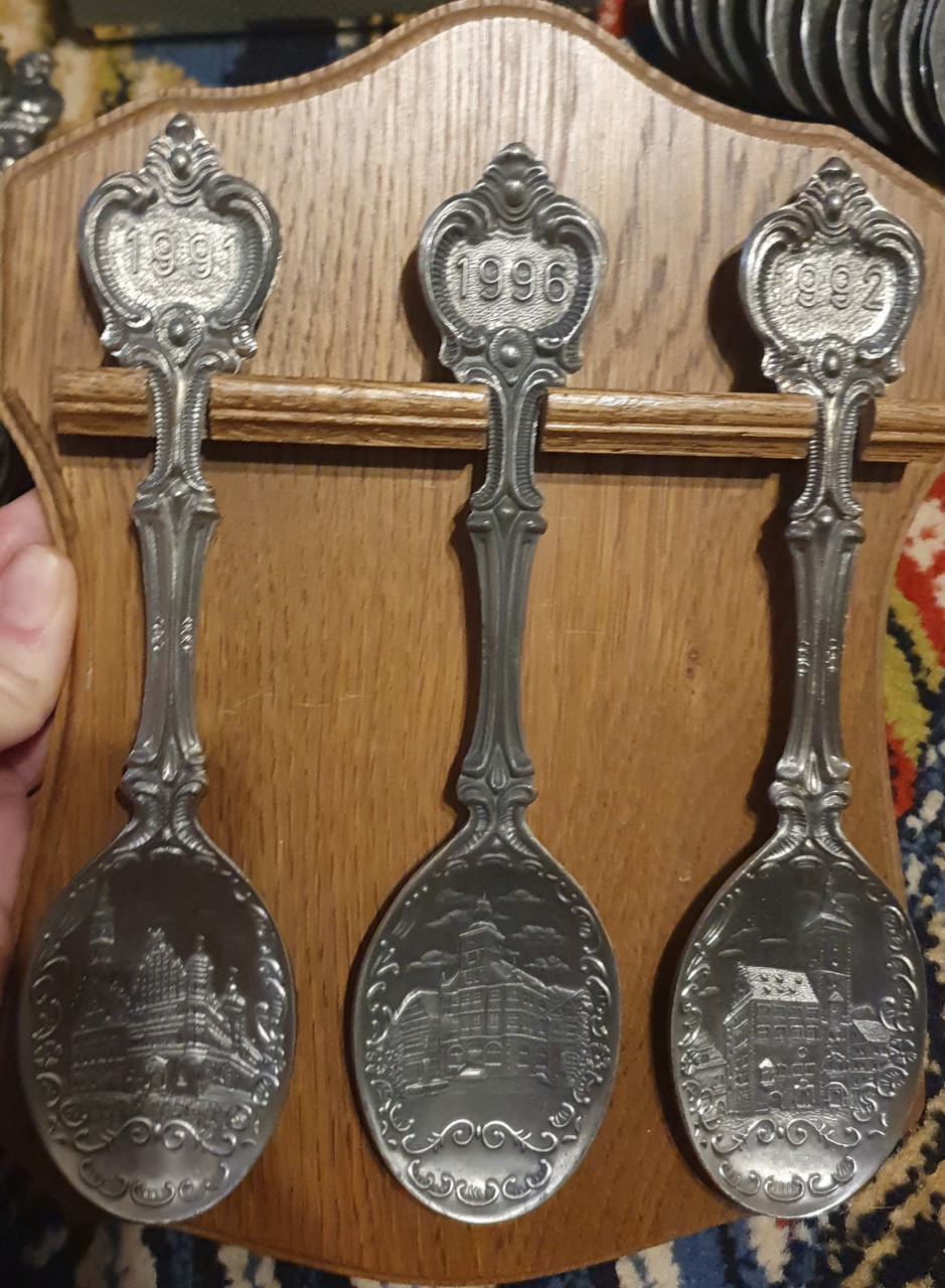 Набір олов'яних ложок на дерев'яній підставці, фото 1