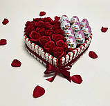 Подарунковий набір з квітів, троянд, солодощів, кіндерів, для дівчини, коханої, дружини на день народження, фото 3