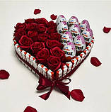 Подарунковий набір з квітів, троянд, солодощів, кіндерів, для дівчини, коханої, дружини на день народження, фото 2