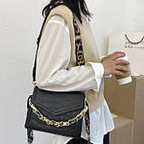 Дефект! Жіноча класична сумка рептилія через плече на широкому ремінці з ланцюжком чорна, фото 8