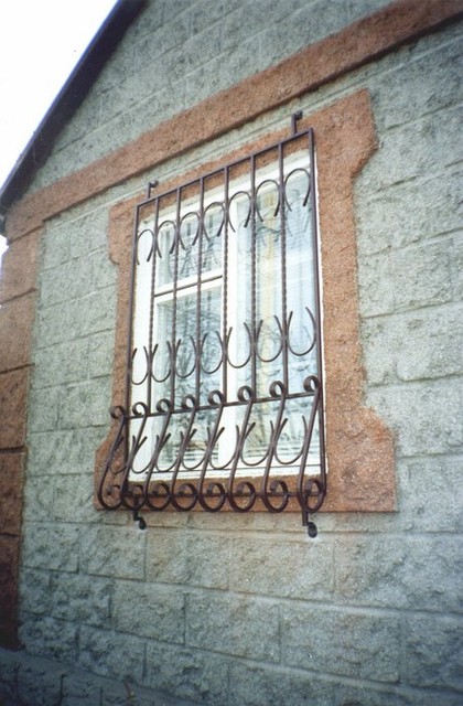 Віконна решітка, з вісімками внизу 16