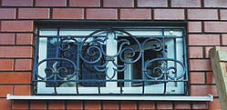 Віконна решітка з кованими елементами 18