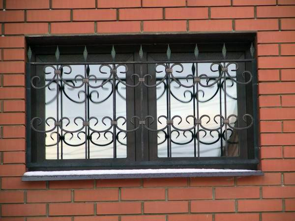 Віконна решітка з кованими елементами 21