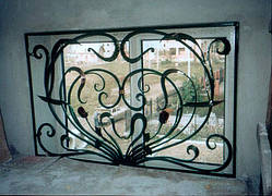 Віконна решітка з кованими елементами 24