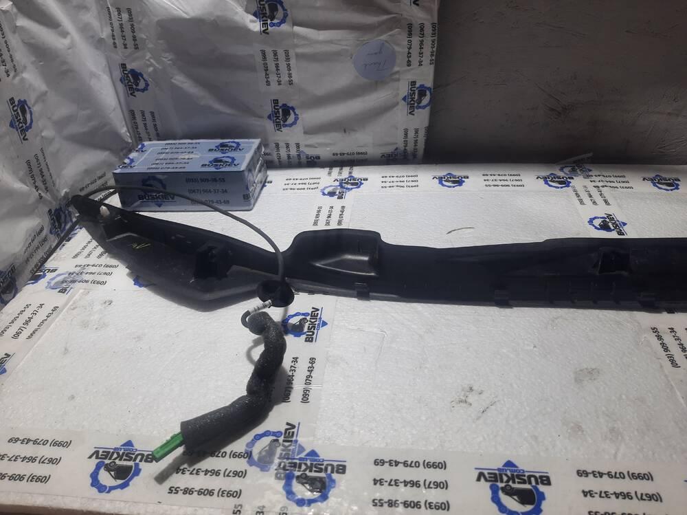Молдинг кришки багажника правий... LR044159 Land Rover автозапчастина