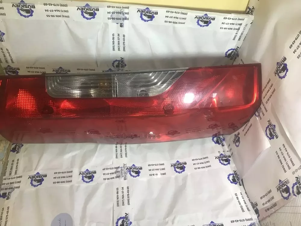 Ліхтар задній лівий незначна ледь помітна тріщина (на фото)A9108200000
