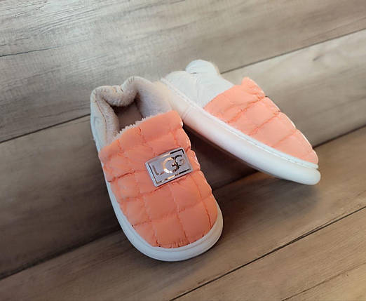 Дутики угги ОРАНЖЕВЫЕ короткие стеганные теплые ORANGE с логотипом UGG впереди, фото 3