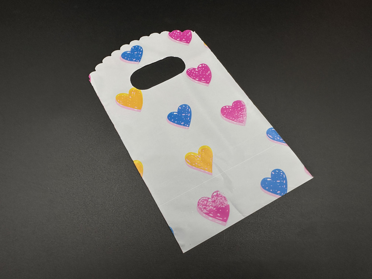 Подарочные полиэтиленовые пакеты 9х15см Сердца. Цвет белый.: купить с ...