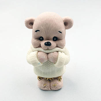 Шоколадна фігурка Пудровий ведмедик у білому светрі
