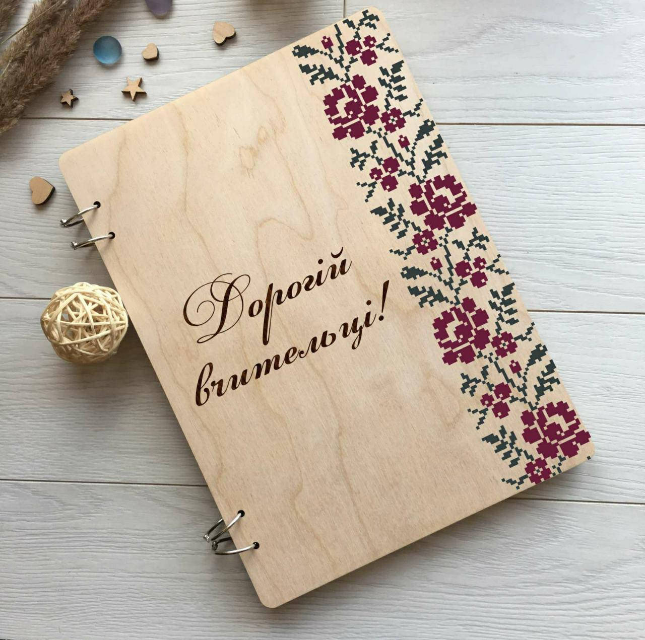 

Деревянный блокнот для учителя с цветочным орнаментом