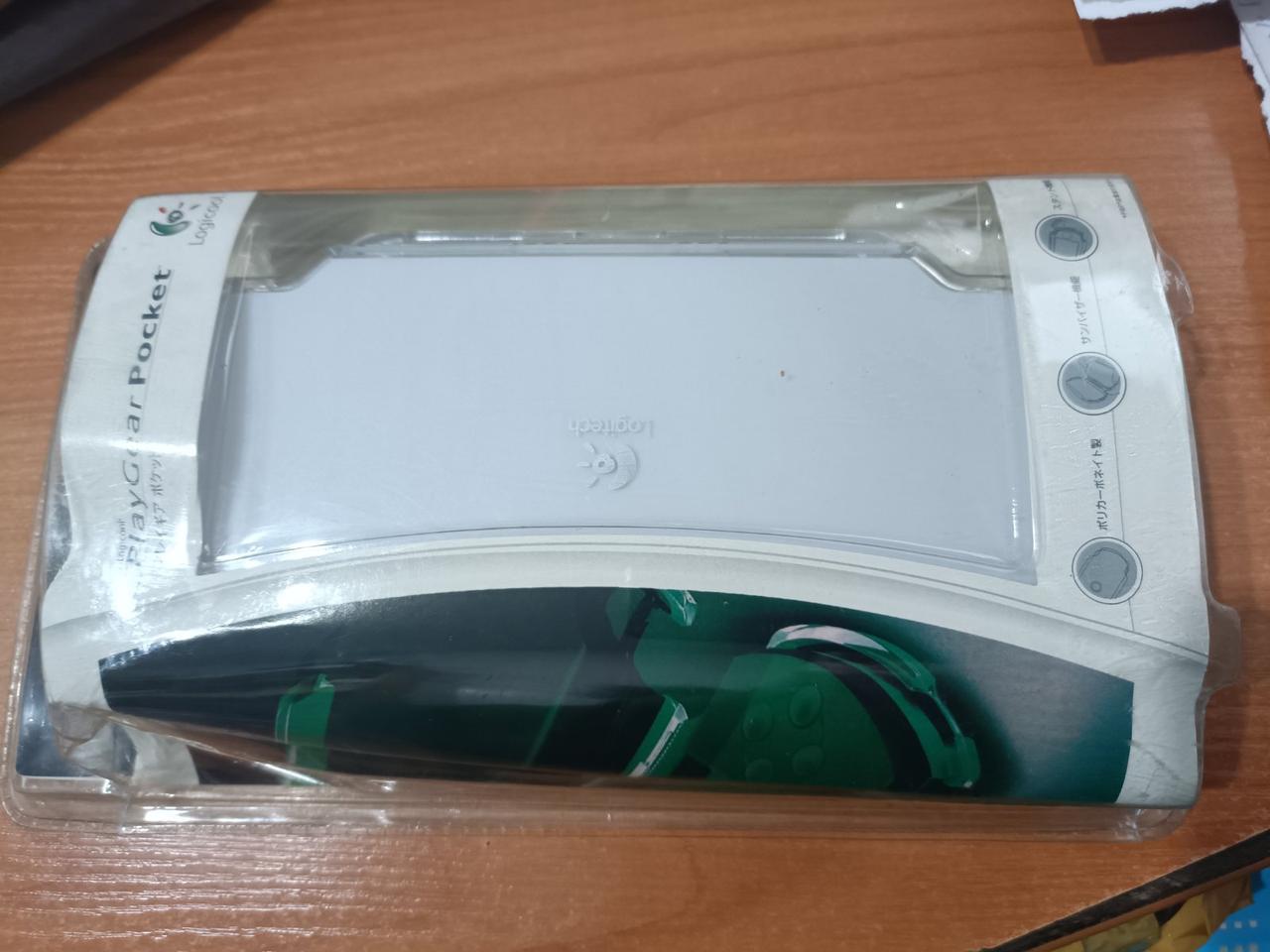 Кейс пластиковий PSP 1000 Fat, Logitech PlayGear Pocket білий