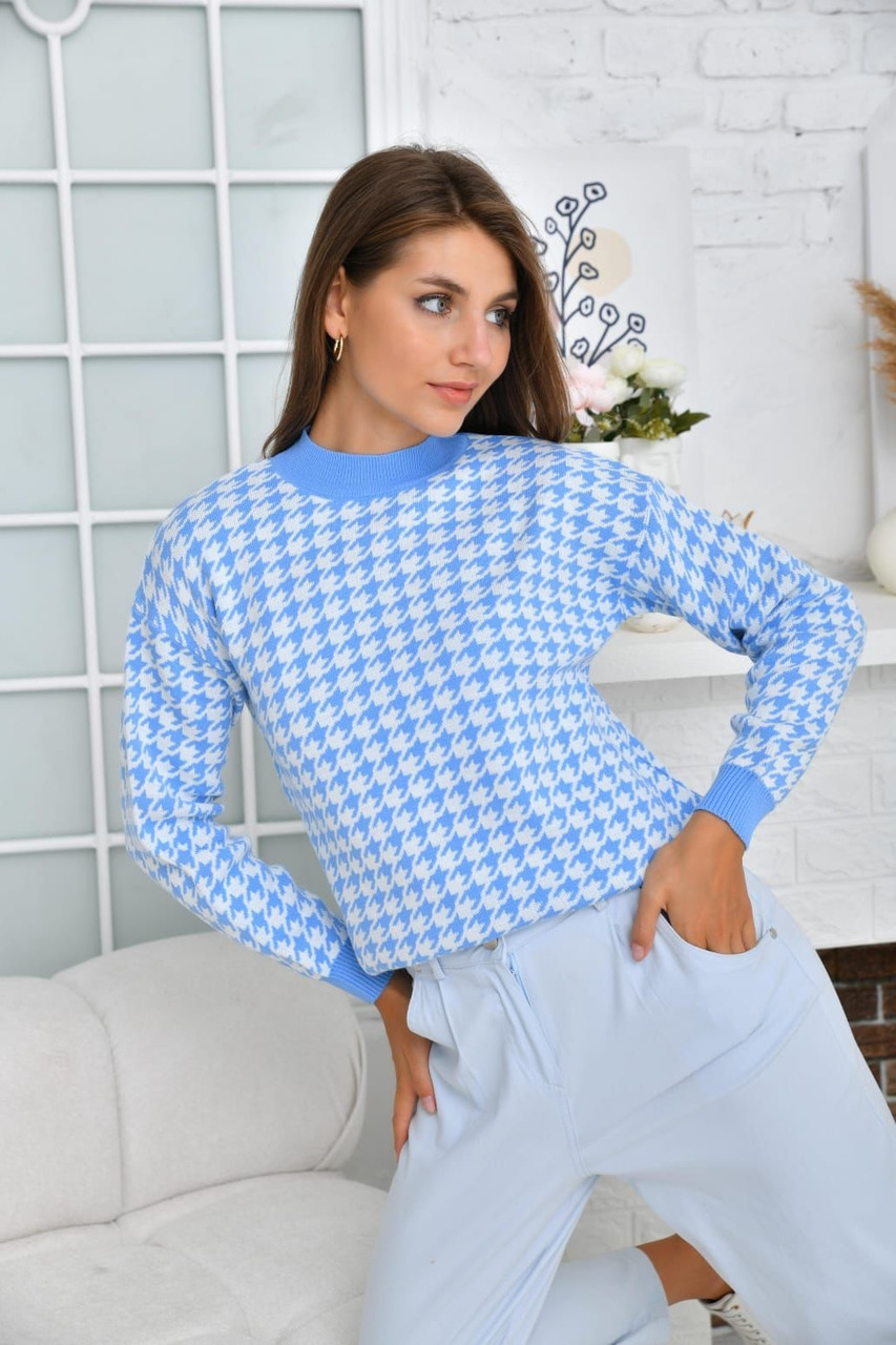В'язаний светр зі стильним принтом "Гусяча лапка" в блакитному кольорі