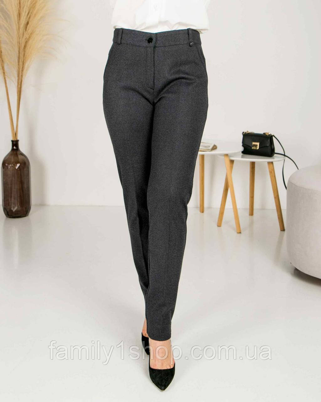 Модні трикотажні жіночі брюки сірого кольору.