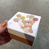 Подарункова картонна коробка 9 х 9 х 5 см ведмедик з кульками, фото 3