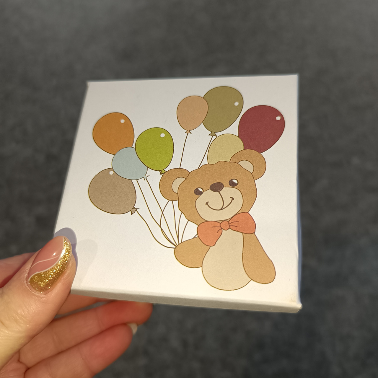 Подарункова картонна коробка 9 х 9 х 5 см ведмедик з кульками