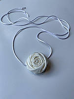 Троянда(квітка) на шию білого кольору на білому шнурку