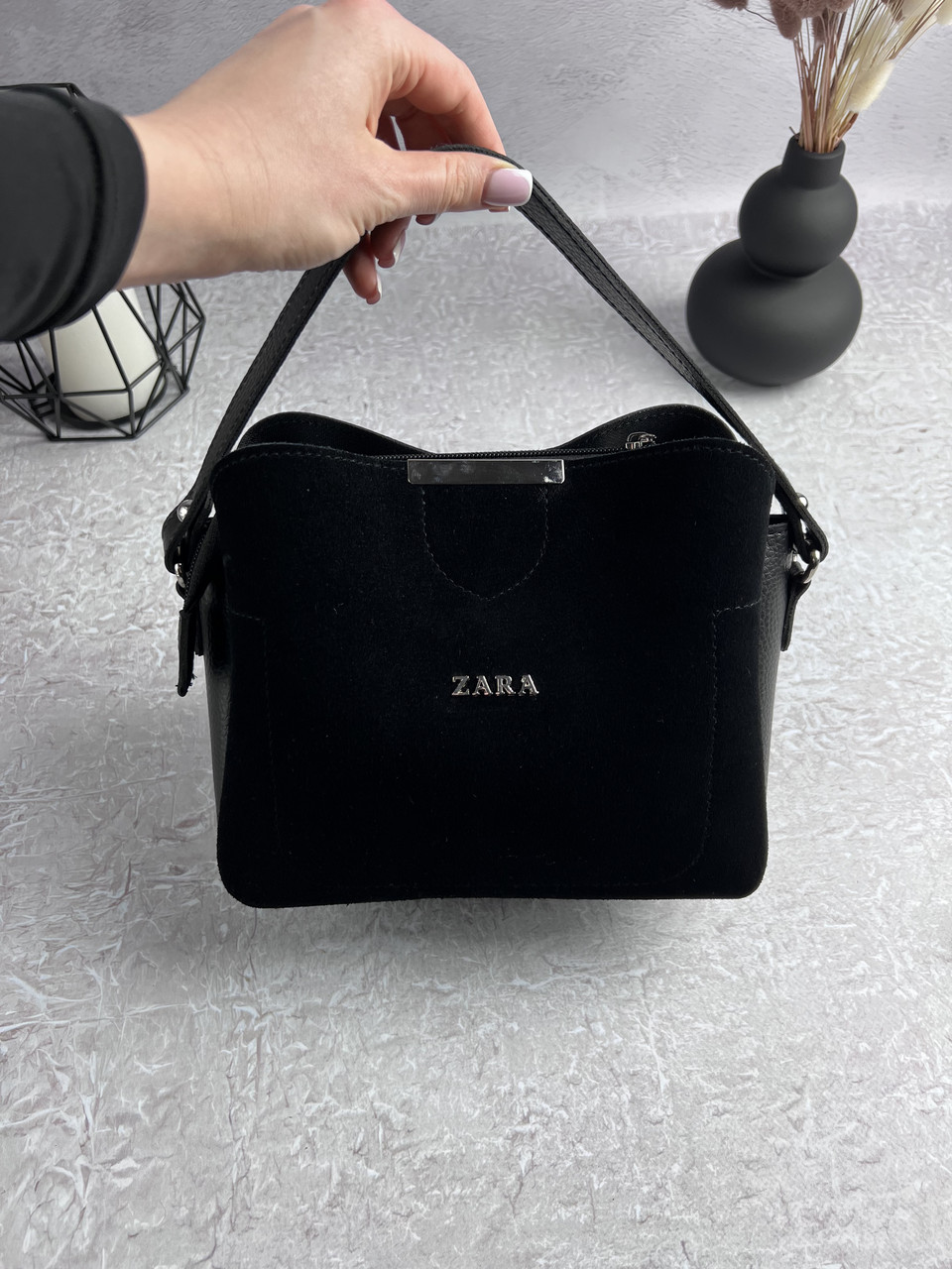 Кожаная женская сумка Zara черная женская замшевая сумочка на плечо в подарочной упаковке - фото 4 - id-p2073030279