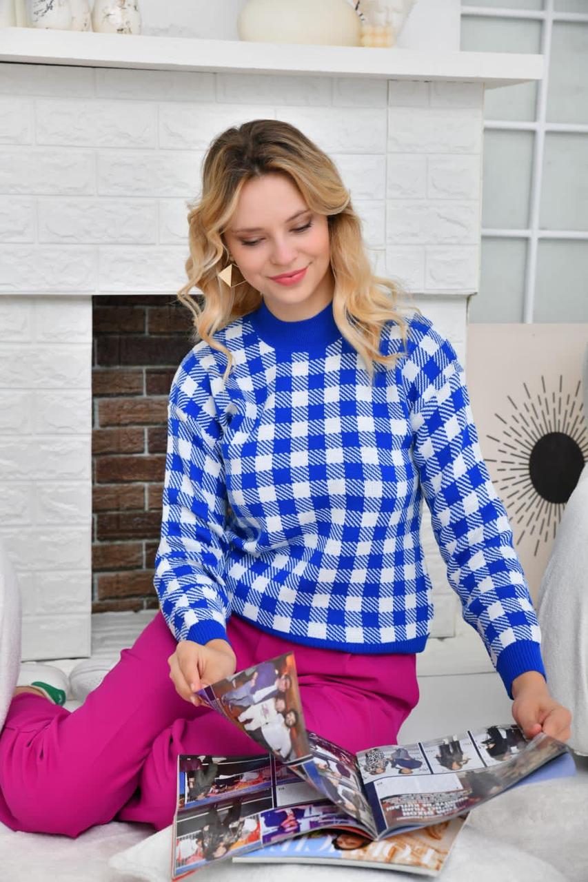 В'язаний светр зі стильним принтом в квадратик в синьому кольорі