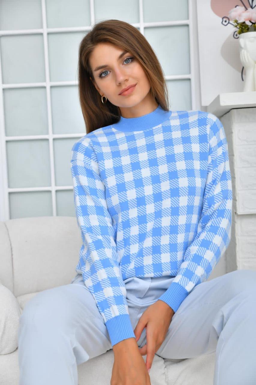 В'язаний светр зі стильним квадратним принтом в блакитному кольорі